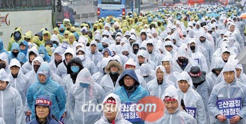 28일 오후 서울 종로구 정부서울청사 옆 세종로공원에서 열린‘공장폐쇄 철회 구조조정 저지 한국GM 30만 일자리 지키기 결의대회’에 참석한 금속노조원들이 한국GM 군산공장 폐쇄 철회를 촉구하고 있다. 