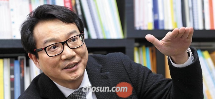 임영익 인텔리콘 대표가 2월 27일 자신의 사무실에서 인공지능(AI) 변호사 ‘유렉스’의 성능에 대해 설명하고 있다. 생활에서 흔히 쓰는 용어를 유렉스에 검색하면 이를 법률 용어로 바꿔 이해하고 관련 법령과 판례를 내놓는다.