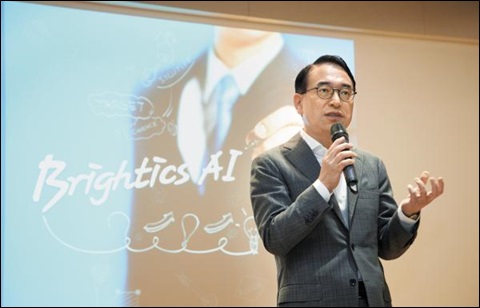 홍원표 삼성SDS 사장이 인공지능(AI) 기반 분석 플랫폼인 ‘브라이틱스 AI’를 소개하고 있다.