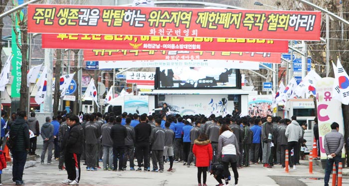 강원 화천군 읍내 도로 곳곳에 군인의 외출·외박 제한 구역 해제를 반대하는 플래카드가 걸려 있다.
