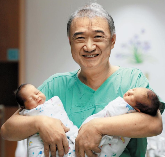 산부인과 의사는 5분 대기조 같은 삶을 산다. 툭 하면 새벽에 달려온다. 아이는 세상에 태어나는 순간을 가리지 않기 때문이다. 인터뷰 약속을 잡은 날 서울 연건동에 있는 병원 신생아실에서 만난 전종관 교수는 “오늘 오전 3시에 호출 와서 받은 아이들”이라며 쌍둥이를 양팔에 안고 웃었다.
