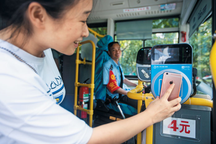 중국 베이징 시내에서 한 시민이 버스 승차 요금을 알리페이로 결제하고 있다.