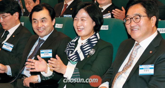 더불어민주당 추미애 대표가 9일 국회도서관에서 열린 당 중앙위원회 회의에서 손뼉을 치고 있다.