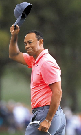 타이거 우즈가 11일 PGA 투어 발스파 챔피언십 3라운드를 마친 뒤 모자를 벗어 팬들에게 감사를 표하는 모습.
