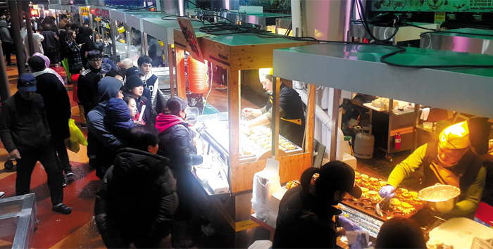 지난 7일 제주시 동문재래시장에 들어선 야시장이 관광객으로 북적이고 있다 시장이 있는 제주시 이도1동은 제주시 원도심으로 주변에서 과거 제주시의 추억이 어린 주요 시설과 주택, 골목길을 볼 수 있다.