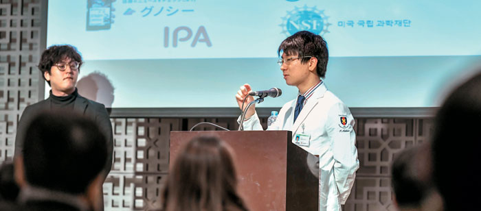 남 프로젝트 대표인 나카노 텟페이가 서울에서 열린 사업설명회에서 일본 의료 시스템을 설명하고 있다.