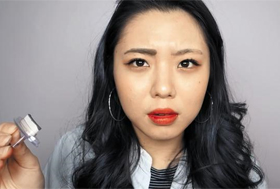 눈썹 도장을 스탬프처럼 찍어 바른 왼쪽 눈썹과 원래 눈썹에는 큰 차이가 있다.