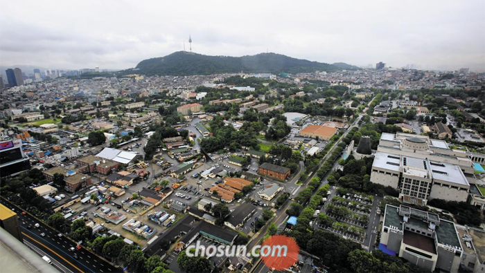 서울 용산 미군기지 메인포스트 전경. 2016년 7월에 촬영한 모습이다. 용산 미군기지는 올해 말 모두 이전 예정이지만, 용산국가공원 조성계획은 2년째 백지상태다. 메인포스트에는 아직 주한미군사령부와 한미연합사령부가 남아 있다.