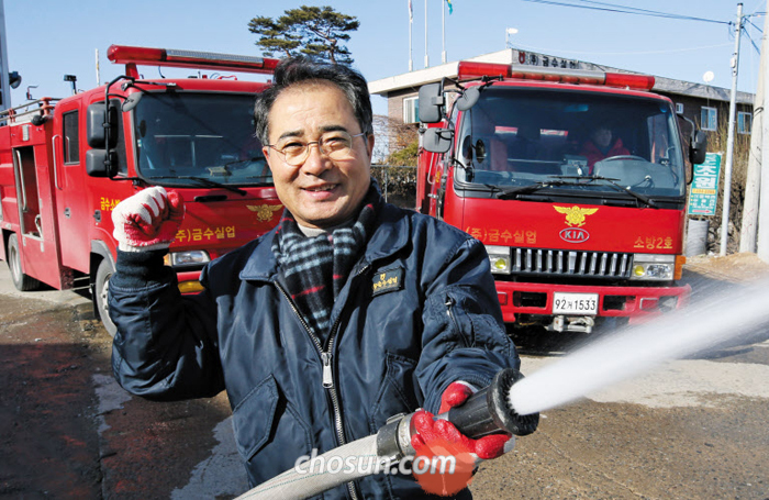양근식 금수실업 대표가 충북 진천에 있는 자신의 회사에서 소방 용수 살수 시범을 보이고 있다. 그는 소방차 2대를 회사에 갖추고 화재 발생 시 출동한다.