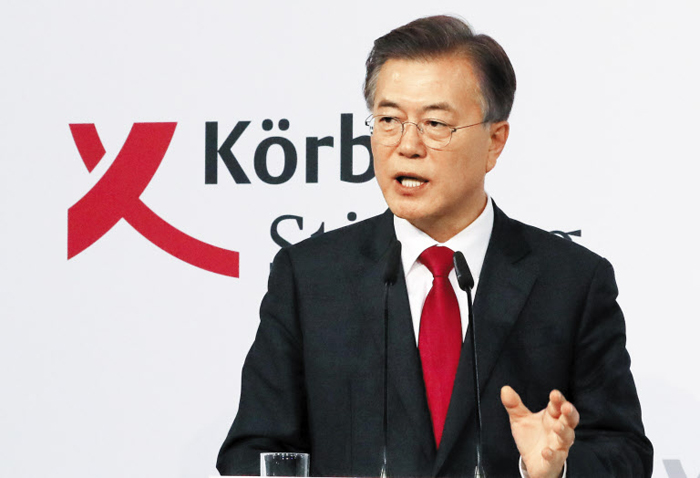 지난해 7월 독일을 방문한 문재인 대통령이 남북 교류를 제안하는 ‘베를린 구상’을 밝히고 있다.
