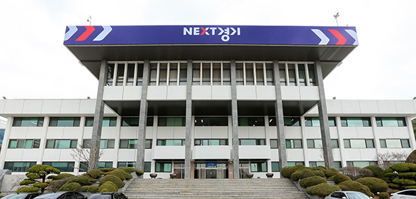 성남시가 경기도 공항버스 시외면허 전환 중단을 요구한 가운데 14일 경기도는 논평을 통해 관련 입장을 밝혔다.