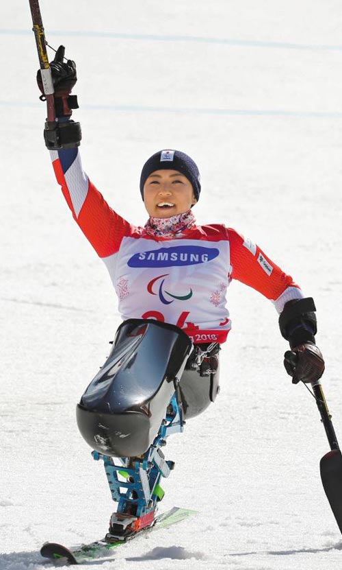 평창패럴림픽에서 일본에 첫 금메달을 안긴 무라오카 모모카가 14일 여자 대회전 좌식 부문 경기를 마친 뒤 환하게 웃으며 오른손을 번쩍 들어 자축하는 모습.