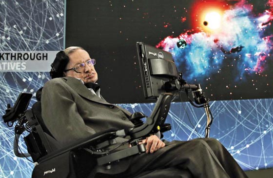 지난 2016년 미국 뉴욕에서 열린 한 기자회견에서 우주 영상을 배경으로 앉아 있는 모습.
