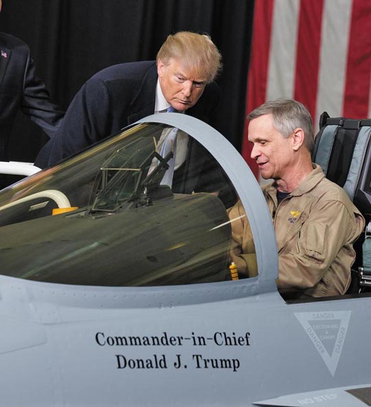 도널드 트럼프(왼쪽) 미 대통령이 14일(현지 시각) 미주리주(州) 세인트루이스의 보잉 본사에 전시된 F-18 파생형 전투기 EA-18 그로울러를 살펴보고 있다.