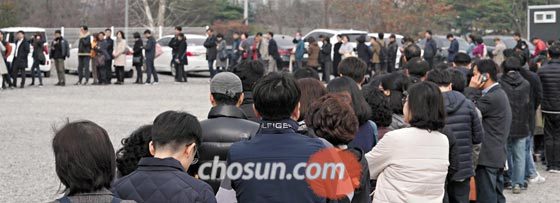 18일 오전 서울 서초구 양재동‘디에이치자이 개포’모델하우스 앞에 입장을 기다리는 행렬이 구불구불 1㎞가량 이어져 있다.