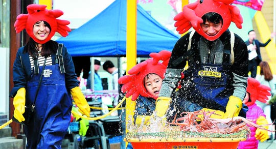 지난해 제20회 영덕대게축제에서‘대게 빨리 실어나르기’경연에 나선 참가자들이 수레를 밀며 달리는 모습.