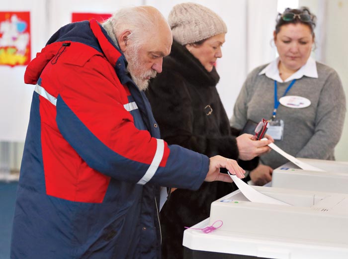 18일(현지 시각) 수도 모스크바 외곽 마을의 한 투표소에서 유권자들이 투표하고 있다.