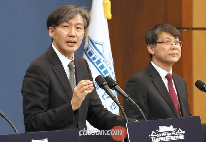 조국(왼쪽) 청와대 민정수석이 20일 춘추관에서 문재인 대통령이 발의할 개헌안에 관한 질문에 답변하고 있다.