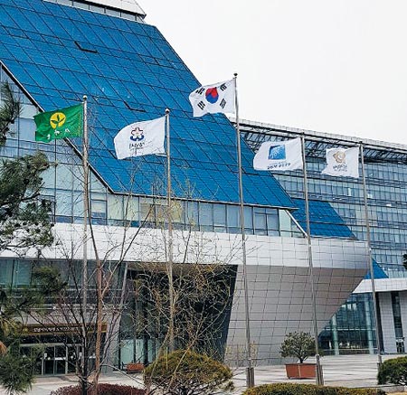21일 경기도 성남시청광장 국기게양대에 새마을기(사진 맨 왼쪽 깃발)가 걸려있다.