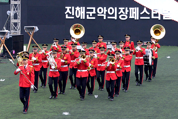 평소 일반인이 관람할 수 없었던 해군사관학교를 비롯한 해군교육사령부, 해군 진해기지사령부 영내가 관광객들에게 전면 개방돼 기대감을 더하고 있다.