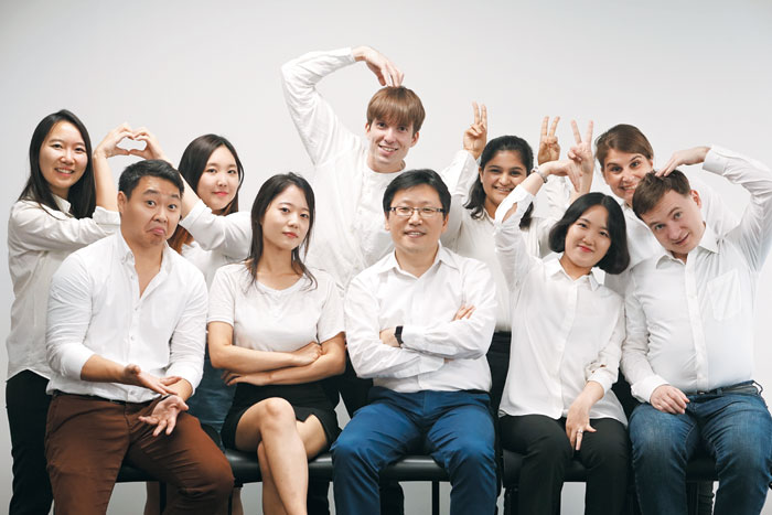 인공지능(AI)로 기업의 비재무 정보를 분석해 리포트를 제공하는 ‘지속가능발전소’의 팀원들. 첫째줄 왼쪽에서 3번째가 윤덕찬 지속가능발전소 대표.