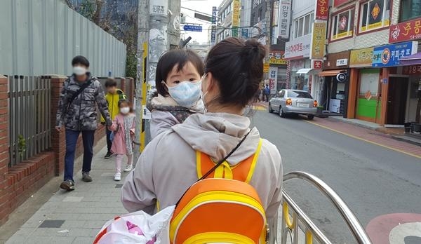 "학교 보내는데 죄인된 기분"…미세먼지 '나쁨' 등굣길 풍경