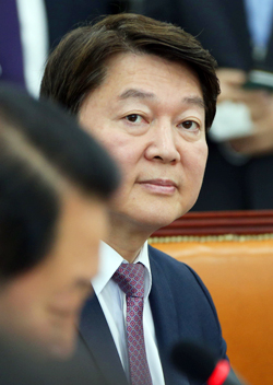 안철수 바른미래당 인재영입위원장이 28일 국회에서 열린 최고위원·중진의원 연석회의에 참석해 의원들의 발언을 듣고 있다. 이날 안 위원장은 서울시장 출마 의사를 밝혔다.