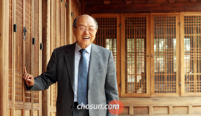 부활절을 앞두고 만난 손인웅 덕수교회 원로목사는 “기독교인과 교회는 더 낮은 곳으로 향해야 한다”고 말했다.