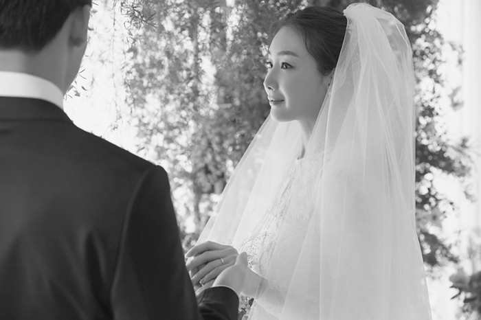 29일 오후 서울 모처에서 직장인 남성과 결혼식을 올린 배우 최지우(오른쪽). 결혼식은 가까운 친척 30여 명만 참석한 가운데 비공개로 치러졌다.