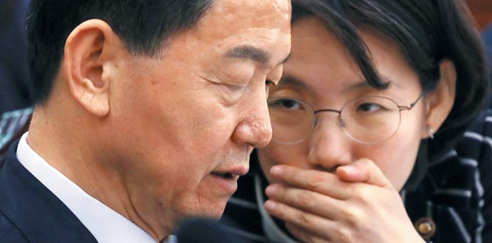 교육부 김상곤(왼쪽) 장관과 박춘란(오른쪽) 차관이 지난달 23일 국회 교육문화체육관광위 회의에서 대화를 나누고 있다.