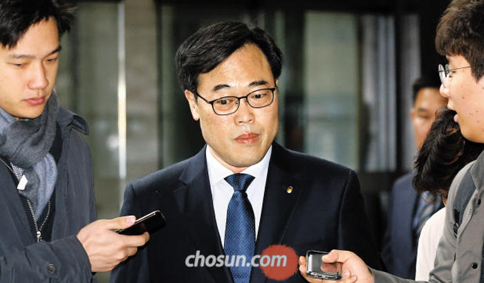 로비성 외유 의혹을 받고 있는 김기식 금융감독원장이 9일 오전 서울 여의도 금융감독원으로 출근하고 있다. 청와대는 이날 김 원장이 과거 피감 기관 예산으로 갔던 해외 출장에 대해 “공적인 목적으로 적법하다고 결론 냈다”면서 해임 계획은 없다고 밝혔다.