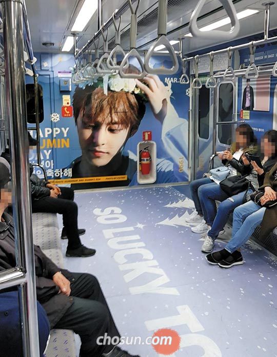 서울 지하철 7호선 열차에 아이돌 그룹‘엑소’멤버 시우민의 데뷔 6주년을 축하하는 사진과 응원 문구가 붙어 있다.