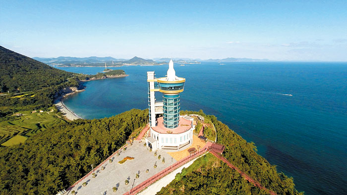 고흥군 영남면 해안 언덕에 자리잡은 우주발사전망대. 나로우주센터 우주 발사체 발사 장면을 조망하던 곳이다. 전망대에서 용바위까지 해안 길 4km 구간에 ‘미르마루길’이 조성돼 오는 5월 걷기 축제가 열린다.