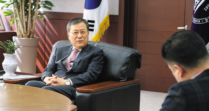 ½Å¼ºÃ¶ KAIST ÃÑÀåÀÌ Áö³ 9ÀÏ Áý¹«½Ç¿¡¼ º»Áö¿Í ÀÎÅͺäÇϰí ÀÖ´Ù.