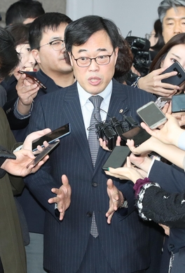 리얼미터 "김기식 사퇴 찬성 50.5%, 반대 33.4%"