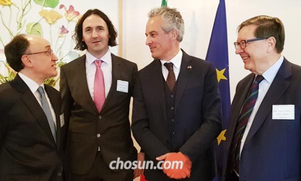 ÀÌÅ»¸®¾Æ °úÇÐÀÚµéÀÌ À̾߱⸦ ³ª´©°í ÀÖ´Ù.