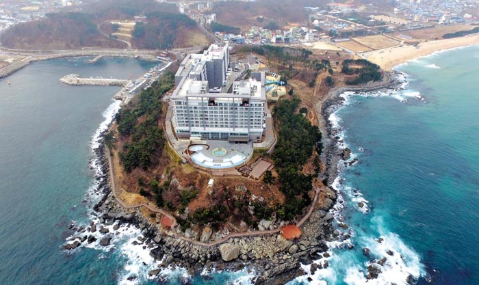 강원 대포동 외옹치 해안을 둘러싼 친환경 산책로인‘바다향기로’.