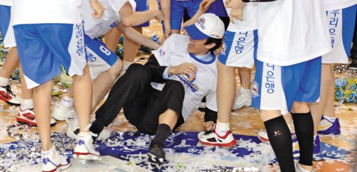 ¿ì¸®ÀºÇà ¡®°¨µ¶ ¹â±â¡¯ ¼¼¸®¸Ó´Ï°¡ ½ÃÀÛµÈ 2012~2013½ÃÁð ¿ì½Â ¸ð½À. À§¼º¿ì °¨µ¶Àº ¡°¿äÁò¿£ ÈÆ·Ã °µµ°¡ ¾àÇØÁ® Àüº¸´Ù »ì»ì ¶§¸°´Ù¡±¸ç ¡°¿ì½Â¸¸ ÇÑ´Ù¸é ¸Â¾Æµµ ÁÁ´Ù¡±°í Çß´Ù.