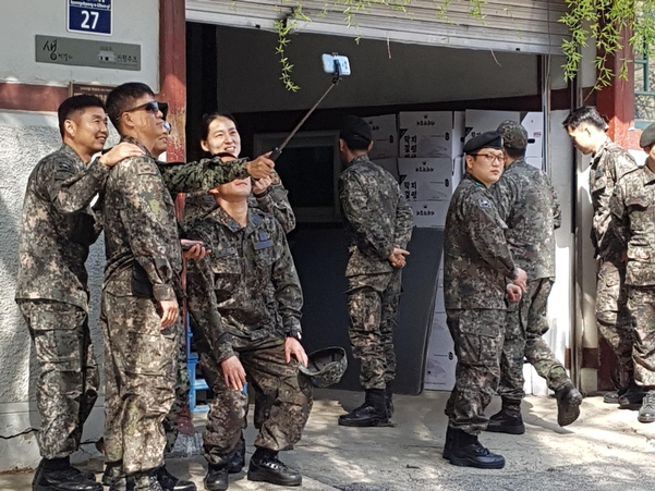 한국전쟁 때 유엔사령부로 활용됐던 지평양조장을 인근 부대 군인들이 견학 차 찾아와 기념사진을 찍고 있다. /박순욱 기자