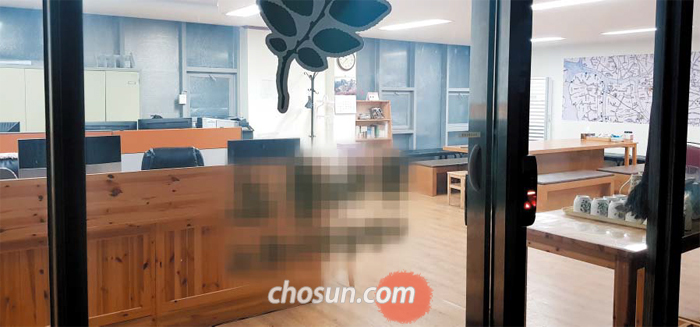 댓글 추천을 조작한 혐의로 구속된 민주당 당원 3명이 근무했던 경기도 파주의 한 출판사 사무실. 13일 평일인데도 직원이 없고 문은 닫혀 있었다.