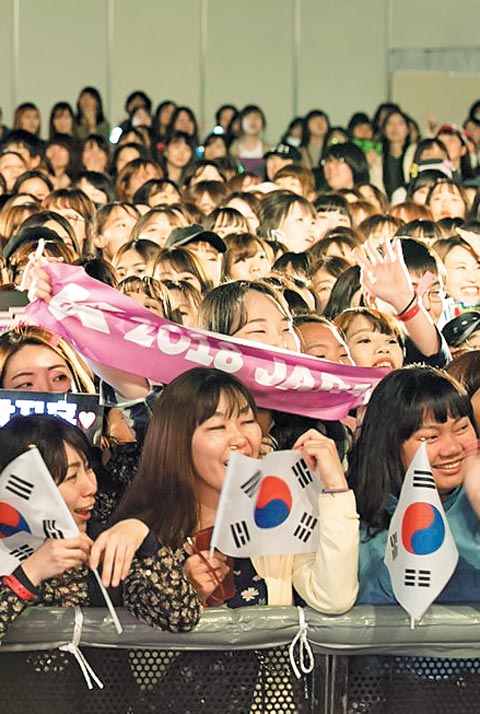 13일 일본 지바시 마쿠하리 멧세 전시장에서 열린 한류 페스티벌 케이콘에 참석한 일본 관객들이 태극기를 흔들며 환호하고 있다.