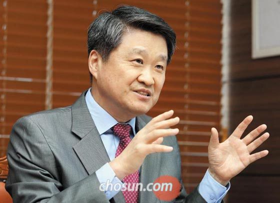 김학도 한국산업기술진흥원(KIAT) 원장이 취임 100일을 하루 앞둔 지난 10일 서울 강남구 KIAT 집무실에서 취임 소회와 앞으로 운영 계획에 대해 설명하고 있다.