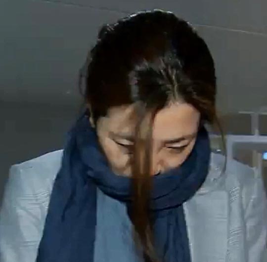 조현민 대한항공 전무가 15일 새벽 인천공항으로 귀국하던 중 고개를 숙이고 기자의 질문에 답하고 있다.