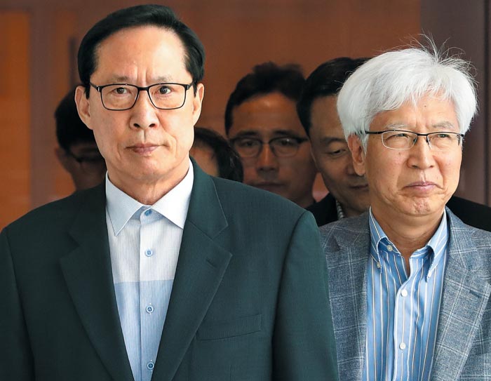 송영무(왼쪽) 국방장관이 한국—UAE 국방·방산 협력 방안을 논의하기 위해 15일 UAE로 출국하고 있다.