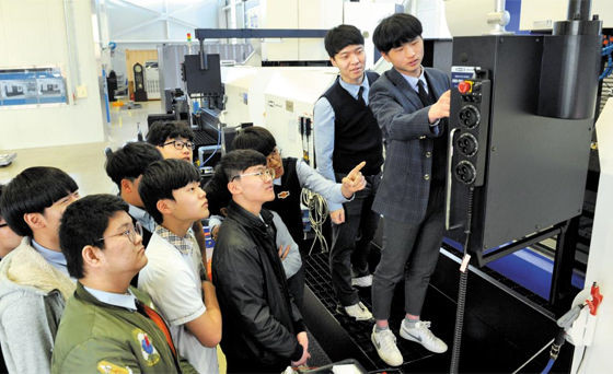 “우리가 일본·독일업체와 납기가 같아서는 일자리 없어져” 지난 13일 경기 시흥 정왕동에 있는 한국금형기술교육원에서 서울 휘경공고 학생들이 금형 제작 설비를 직접 조작하고 있다. 한국금형공업협동조합은 지난해 약 150억원을 들여 9917㎡(약 3000평) 부지에 대규모 실습 공간을 마련했지만 근로시간 단축 이슈 탓에 졸업생들의 미래가 불투명해졌다.