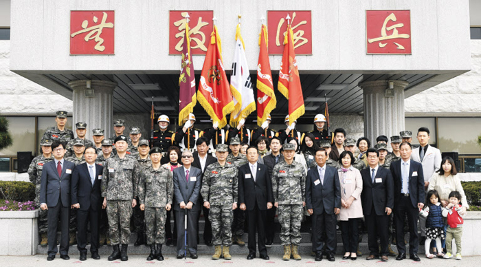 지난 13일 해병대사령부에서 열린 해병대 창설 69주년 행사에서 해병대 병역 명문가로 선정된 5가문과 명예해병 4명이 기념 촬영을 하고 있다.