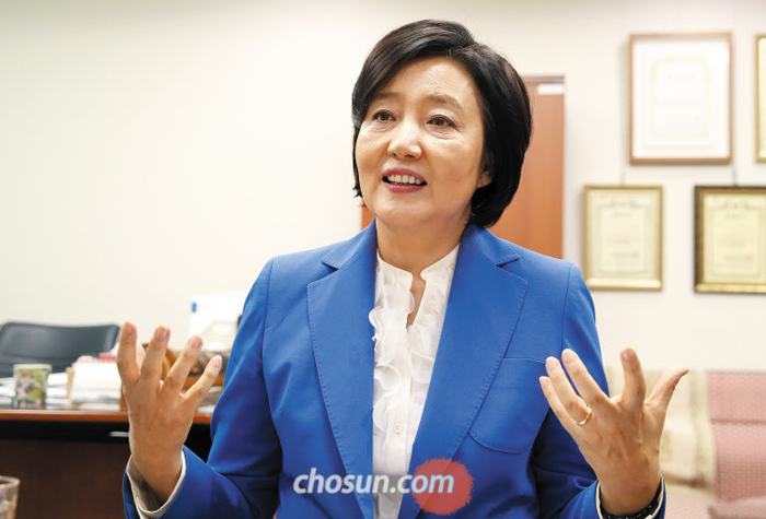 6·13 지방선거에서 서울시장에 도전하는 더불어민주당 박영선 의원이 16일 서울 여의도 국회 의원회관에서 본지와 인터뷰를 갖고 있다. 박 의원은 “여성 시장이었다면 섬세한 터치로 (재활용 쓰레기 대란) 문제를 해결했을 것”이라며 “서울의 40%를 공원화하겠다”고 말했다.