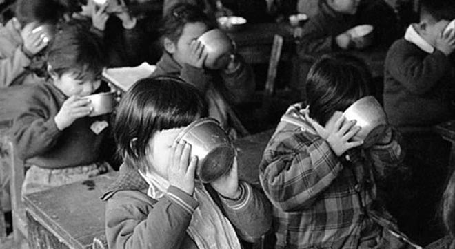 1962³â 2¿ù ½ÃÀÛµÈ Çб³ ¿ìÀ¯ ±Þ½Ä ¸ð½À.