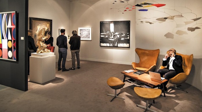 디자인 가구와 알렉산더 칼더(Alexander Calder), 호안 미로 (Joan Miro)의 작품이 어우러진 부스전경.