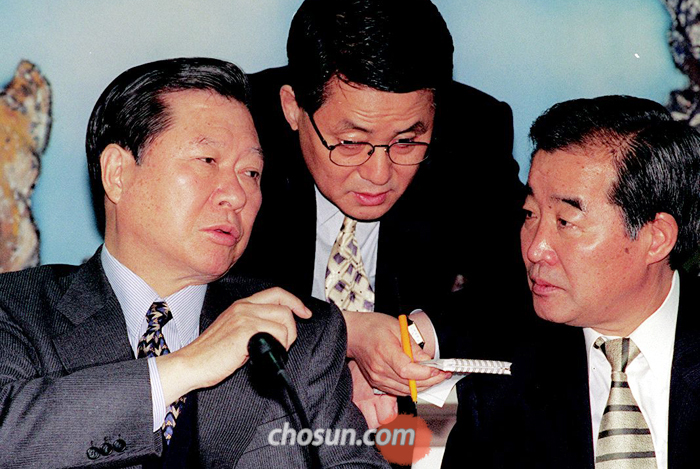 1995년 김대중(왼쪽) 당시 국민회의 총재와 김상현(오른쪽) 지도위 의장이 회의 도중 박지원 대변인으로부터 보고를 받고 있다.